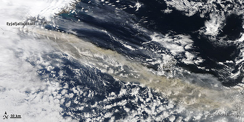 התפרצות הר הגעש באיסלנד, 15 באפריל 2010, כפי שנקלטה במכשיר MODIS על הלווין TERRA של נאס"א. צילום נאס"א
