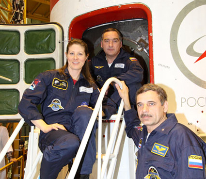 הצוות ה-23 של תחנת החלל הבינלאומית ליד חלליתם – סויוז TMA-18 בעת הבדיקות האחרונות בקוסמודרום בבייקונור, ב-29 במארסץ. משמאל האסטרונאוטית מנאס"א טרייסי קלדוול דייסון, והקוסמונאוטים אלכסנדר סקרוטסוב שיפקד על הסויוז וישמש מהנדס טיסה בתחנת החלל ומיכאיל קורניינקו, אף הוא מהנדס טיסה בתחנה. צילום: נאס"א/ויקטור זלנטסוב