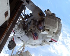 ריק מאסטראצ'ו בהליכת החלל השניה של משימה STS-131, ב-11 באפריל 2010