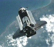 מעבורת החלל דיסקברי במשימה STS-131, דקות אחדות לפני העגינה בתחנת החלל