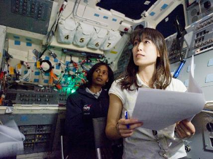בתמונה: האסטרונאוטית של סוכנות החלל היפנית נאוקו יאמאצאקי מימין והאסטרונאוטית האמריקנית ספטני וילסון, חברות צוות משימה STS-131 מתאמנות במערכת הדמיה של תחנת הת החלל במרכז החלל ג'ונסון ביוסטון.