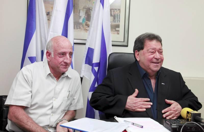 Minister of Agriculture Benjamin Ben Eliezer on the right, and the chief scientist at the ministry, Dr. Eli Ofer. Photo: Assaf Shiloh - Israel Sun