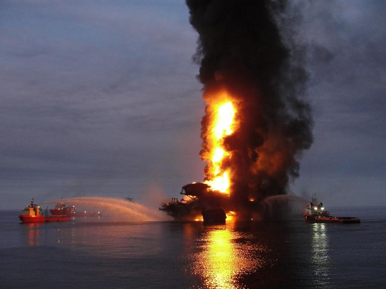 התפרצות הנפט באסדת הקידוח של בריטיש פטרוליום במפרץ מקסיקו, 20 באפריל 2020. צילום: נשיונל ג'יאוגרפיק