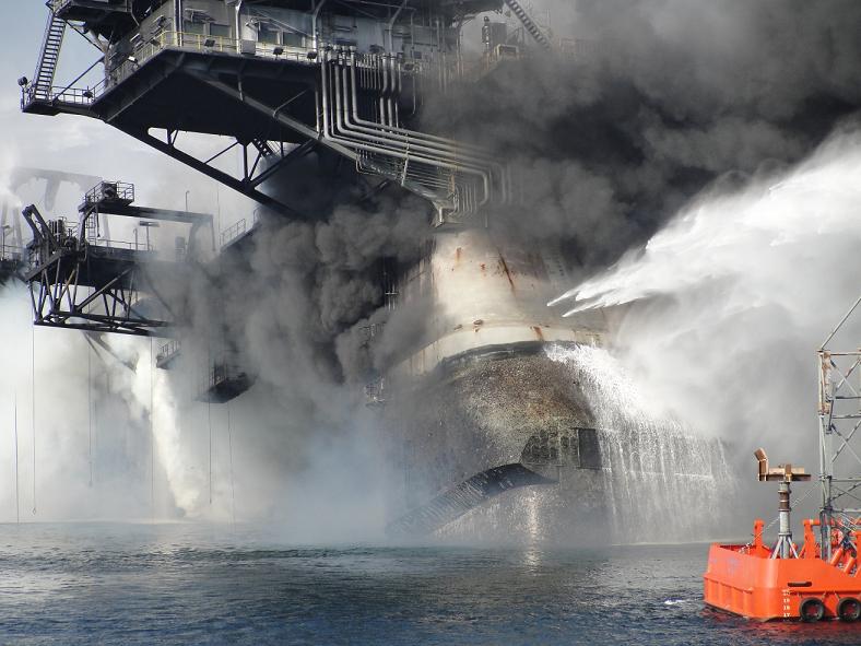הנסיונות להלחם בדליפת הנפט מאסדת הקידוח של בריטיש פטרוליום במפרץ מקסיקו, אפריל 2010. צילום: נשיונל ג'יאוגרפיק המוקרנים בסרט ב-8 ביוני