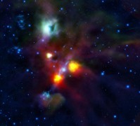 הכתם השחור בתוך הענן הירקרק סמוך לחלקה העליון של התמונה הוא חור החוצה את NGC 1999 באמצעות סילון וגז המנשבים מכוכבים צעירים באיזור זה של החלל. צילום סוכנות החלל האירופית ESA/HOPS Consortium