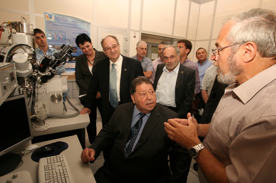 Minister Ben Eliezer on a tour of the Technion