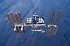תחנת החלל הבין לאומית כפי שנראתה ב 17 באפריל 2010 מן המעבורת דיסקברי בזמן עזיבתה את התחנה