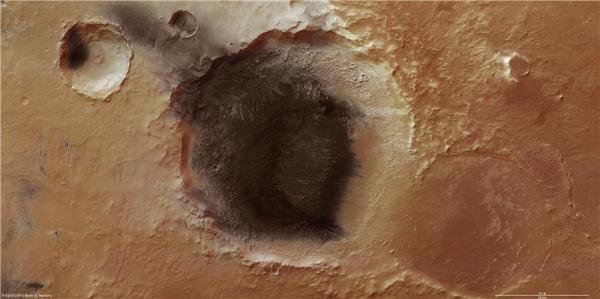משקעי אפר וולקניים צובעים את מרידיאני פלאנום, כפי שנראה מגשושית החלל מארס- אקספרסס. הם גם רומזים על כיווני הרוח באזור זה של מאדים.