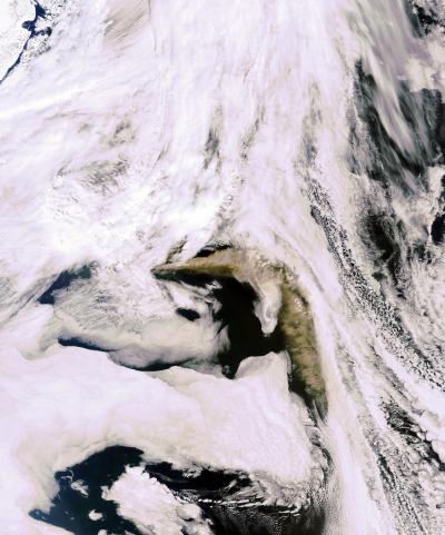התפרצות הר הגעש באיסלנד, 6 במאי 2010. צילום: הלווין ENVISAT. ענן האפר נראה כאן בצורת האות ר' רוחבו 1600 קילומטרים. תחילה הוא נע מזרחה ואחר כך שועט דרומה.