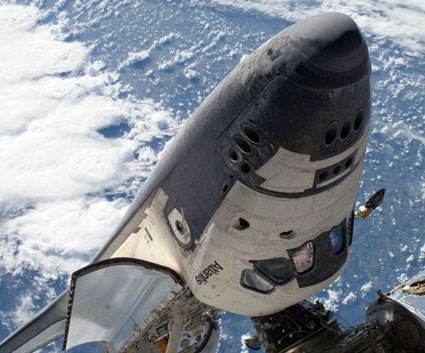 כך נראתה מעבורת החלל אטלנטיס ממצלמתו של אחד מהולכי החלל ב-21 במאי 2010. צילום: נאס"א