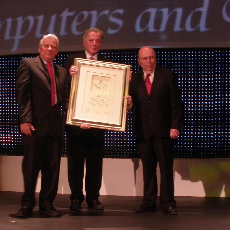 מיכאל רבין מקבל את פרס דן דוד לשנת 2010 בתחום המיחשוב והתקשורת מידיהם של פרופ' איתמר רבינוביץ' ודני לויתן