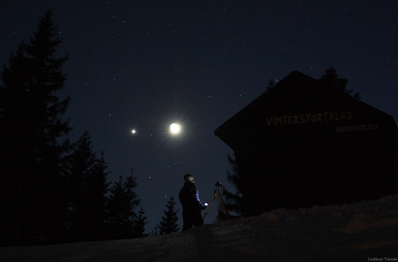מפגש בין נוגה והירח מעל הרי האלפים באוסטריה בשנת 2009. צילום: תמאס לדאני. מתוך אתר תמונת היום של נאס"א, 2 בינואר 2009