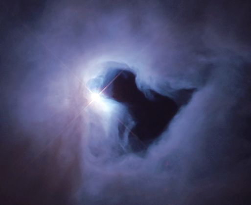 תמונתה זו של NGC 1999 שצולמה בידי טלסקופ החלל האבל מראה את הכתם הכהה. צילום: צוות המורשת של טלסקופ החלל האבל ונאס"א
