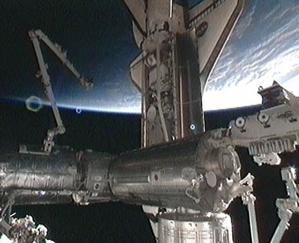 המעבורת אטלנטיס עוגנת בתחנת החלל, 16 במאי 2010. צילום: נאס"א