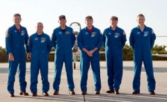 אנשי צוות האטלטניס במשימה STS-132: משמאל לימין מייקל גוד, גארט רייזמן, טוני אנטונלי, קן האם, סטיב בוון ופירס סלרס. צילום: NASA