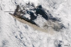 הר הגעש Eyjafjallajökull כפי שצולם ב-12 במאי ממצלמת MODIS על אחד מהלווינים הצופים על כדור הארץ. צילום באדיבות ג'ף שמאלץ, צוות התגובה של נאס"א GSFC