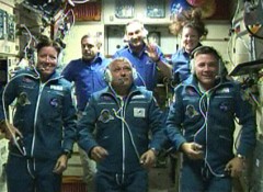 חברי הצוות הותיקים (מאחורנית) מברכים את חברי הצוות ה-24 של תחנת החלל הבינלאומית. צילום: נאס"א