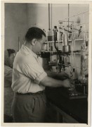 שלום שראל במעבדתו של פרופ' משה ויצמן, מכון זיו - לימים מכון ויצמן, 1946