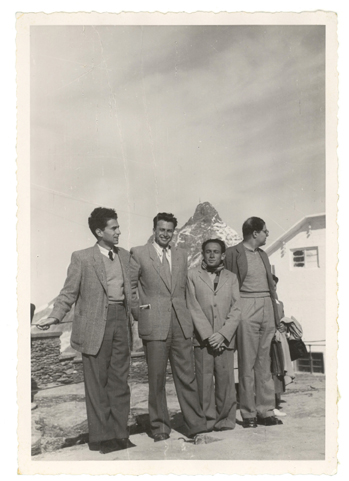 מימין: יואל רקח, גדעון יקותיאלי, יגאל תלמי ועמוס דה-שליט, לאחר כנס מדעי בבזל, ספטמבר 1949