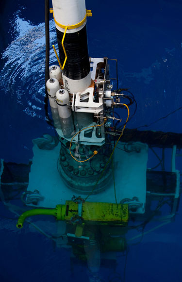 התקנת כיפת הבטון על באר הנפט הדולפת של BP במפרץ מקסיקו ב-11 ביולי 2010. צילום יח"צ: BP