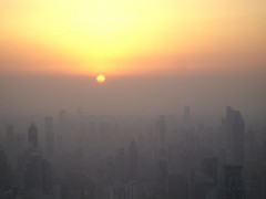 השמש שוקעת מעל קו הערפיח בשנחאי, סין. מתוך ויקיפדיה
