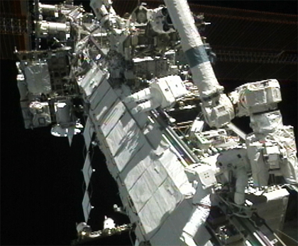 בתמונה שני חברי הצוות ה-24 של תחנת החלל דאג וילקוק (מלפנים) וטרייס קולדוול דייסון עובדים על רכיב S1 של תחנת החלל בראשונה מתוך שתי הליכות חלל להחלפת משאבת האמוניה. צילום: NASA TV