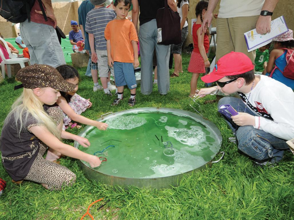 An experiment as part of the science festival at the Weizmann Institute. Photo: Weizmann Institute