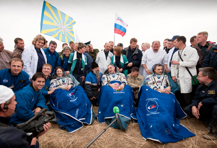 נחיתת הצוות ה-24 של תחנת החלל. משמאל: טרייסי קולדוול-דייסון, אלכסנדר סקבורסטוב ומיכאיל קורניינקו. צילום: נאס"א
