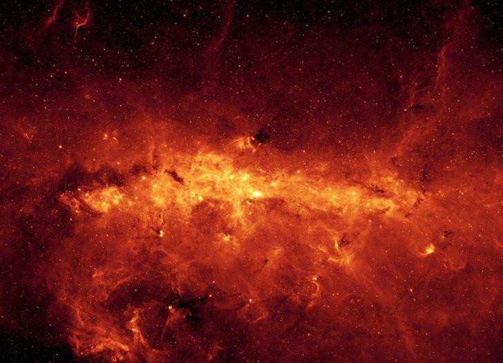 מרכז שביל החלב, המכיל גם את החור השחור *Sagittarius A. החור השחור וכמה כוכבים צעירים מאסיביים באיזור זה יוצרים את האדים המחוממים של גז הנראים בתדרי קרינת X. צילום: הלווין צ'אנדרה, אוניברסיטת הארווארד ואוני' טוקיו