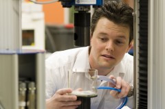 מדען במכון פרנהאופר בגרמניה בוחן את המימן מול חומרים שונים. צילום: מכון פרנהאופר