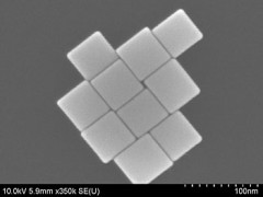 הקוביות הננומטריות המושלמות מבעד למיקרוסקופ אלקטרונים. באדיבות NIST