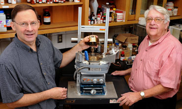 Ronald Holtan משמאל, ו Walter Trahanovsky – שניהם מ Iowa State University מצאו שיטה חדשה להכנת כימיקלים חשובים מביומסה במקום ממקורות נפט