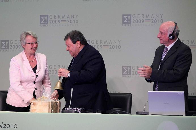 Ben Eliezer received the "Presidential Bell" of Eureka at a ceremony held in Berlin