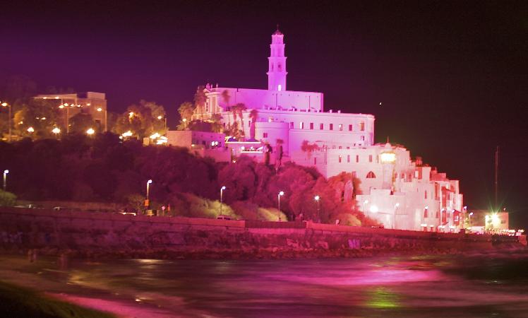 تم طلاء صورة يافا القديمة باللون الوردي بمناسبة شهر التوعية بسرطان الثدي. 2 أكتوبر 2010. الصورة: جمعية السرطان وشركة إستي لودر