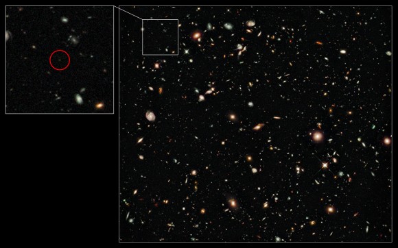 מצלמת השדה העמוק באינפרה אדום של טלסקופ החלל אבל צילמה את UDFy-38135539, העצם החיוור הנראה בתמונה משמאל – שאנו רואים אותו כפי שנראה כאשר היקום היה בן 600 מיליון שנה בלבד.