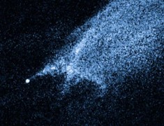 תצורה מוזרה של עצם שנשאר לאחר התנגשות בין שני אסטרואידים בפברואר 2009. האבל צילם את התמונה בינואר 2010, לאחר שהעצם התגלה בטלסקופ של סורק השמים LINEAR