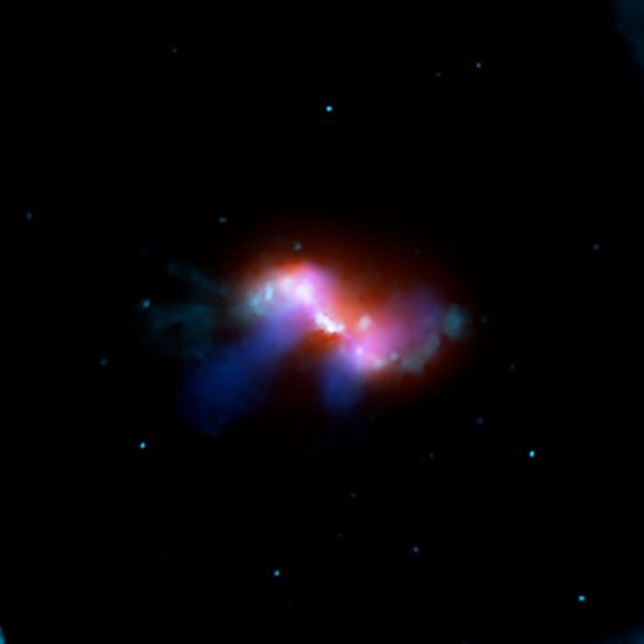 גלקסית רדיו זוהרת 3C 305. צילום משותף של צ'אנדרה והאבל
