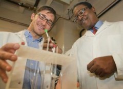 חוקרי אוניברסיטת בראון, אהרון סוצ'ה (משמאל) וג'ייסון סלו, מדגימים את תהליך ייצור הביו דיזל