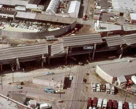 כביש בין ארצי 880 אוקלנד, קליפורניה, לאחר רעידת אדמה בשנת 1989. מתוך ויקיפדיה