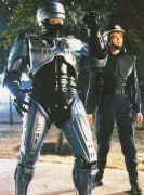 רובוקופ (אלכס מרפי) ושותפתו (אן לואיס). מתוך הסרט רובוקופ, - התמונה מויקיפדיה