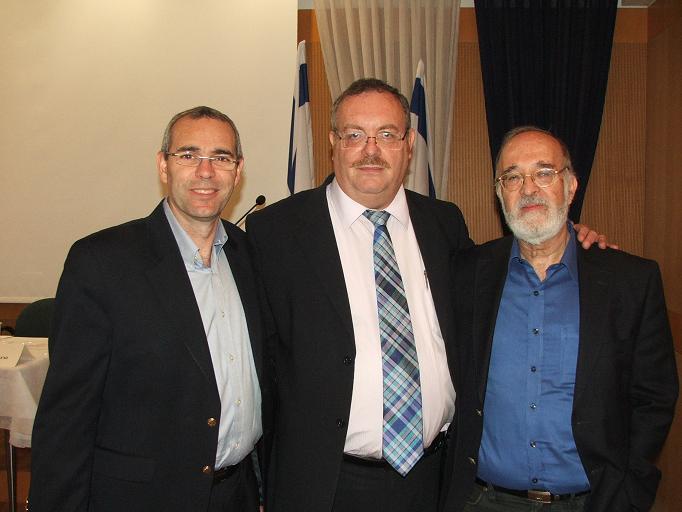 من اليمين: البروفيسور يتسحاق بن إسرائيل، رئيس MoLMOP، البروفيسور دانييل هيرشكوفيتس، وزير العلوم والتكنولوجيا والبروفيسور ديفيد باسيج، عضو MOMOLP