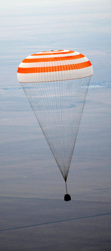 כניסתה של החללית סויוז TMA-19 לנחיתה בקזחסטן, 25/11/2010 צילום: נאס"א/ביל אינגלס