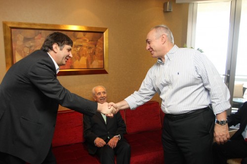 תצלום משנת 2010: חמי פרס לוחץ את ידיו של חתן פרס נובל אנדרה גיים, וברקע - נשיא המדינה דאז, שמעון פרס ז"ל. צילום: אילן לוי