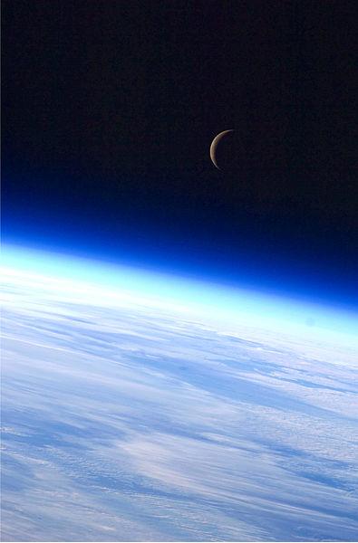 סהר הירח מעל כדור הארץ, כפי שצולם מתחנת החלל בידי אחד מחברי הצוות ה-24, תחילת 2010.