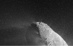 תמונה זו, שחדותה שופרה, ואשר צולמה ב-4 בנובמבר 2010 בעת התקרבות החללית אפוקסי לשביט הארטלי 2 חושפת ענן של חלקיקי קרח המקיף את הגלעין הפעיל של השביט.