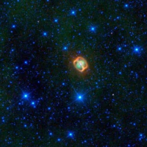 السديم الكوكبي NGC 1514 كما تم تصويره بالأشعة تحت الحمراء بواسطة تلسكوب وايز الفضائي. الحلقات غير مرئية في الضوء المرئي
