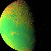 מפה טופוגרפית של חצי הכדור הדרומי הירחי באמצעות מכשיר LOLA של החללית LRO, הצבעים מלאכותיים ומייצגים קווי גובה - שטחים כהים גבוהים יותר והנמוכים כחולים. צילום: NASA/GSFC/MIT/SVS