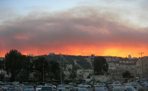 دخان فوق حيفا خلال حريق الكرمل الكبير، كانون الأول/ديسمبر 2010. من Wikishare - ويكيبيديا