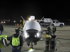 החללית X-37B לאחר נחיתתה בבסיס חיל האוויר ונדנבורג בקליפורניה, 3 בדצמבר 2010