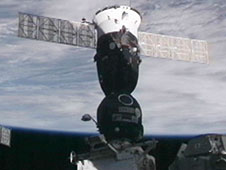 החללית סויוז TMA-20 עוגנת במיני מעבדה ראסווט. צילום: נאס"א
